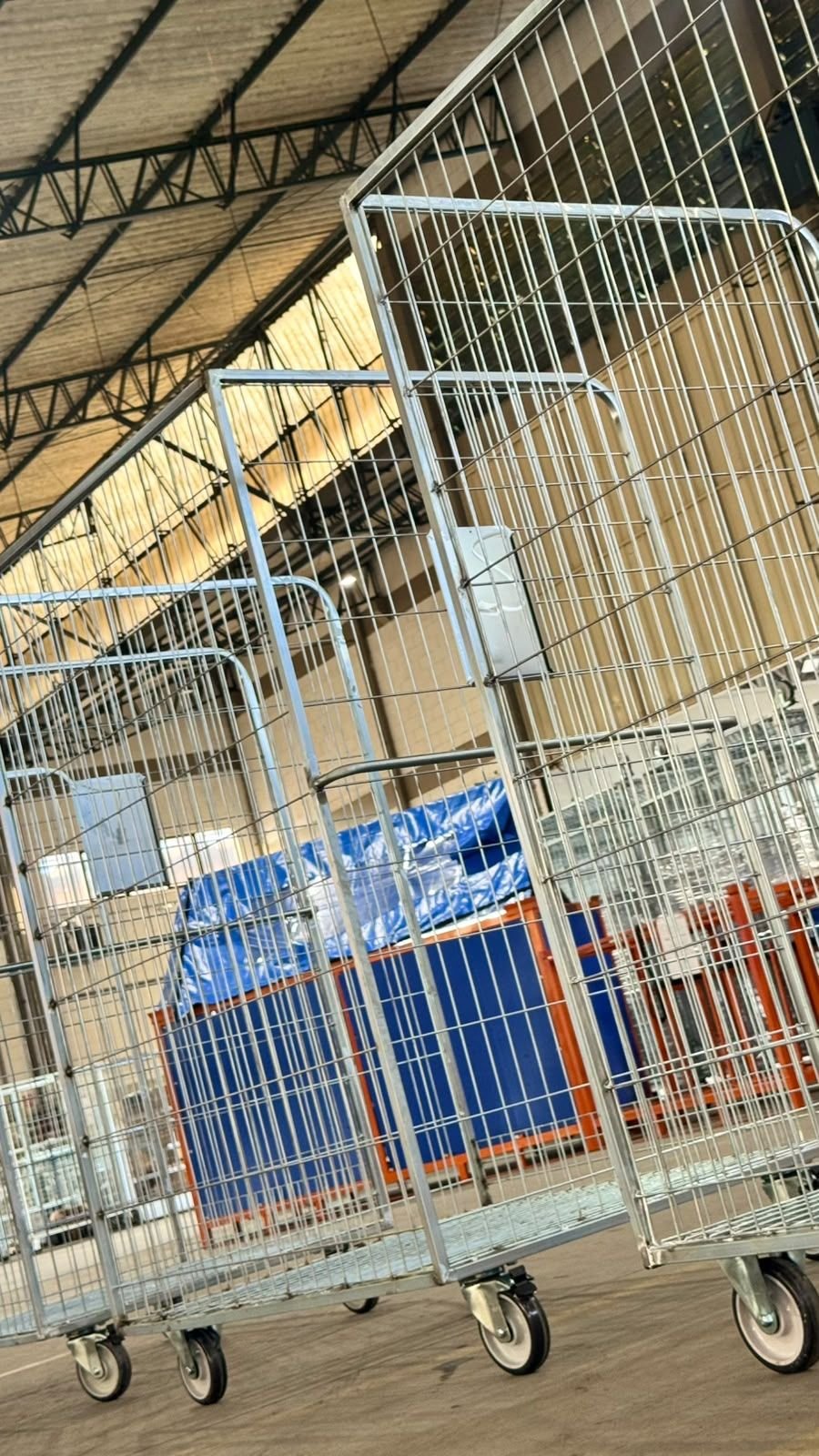 Carrinhos galvanizados com rodízios para soluções logísticas