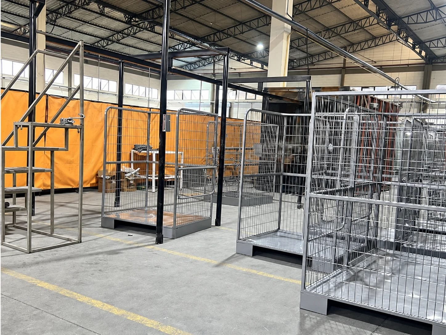 Estruturas metálicas em produção na fábrica