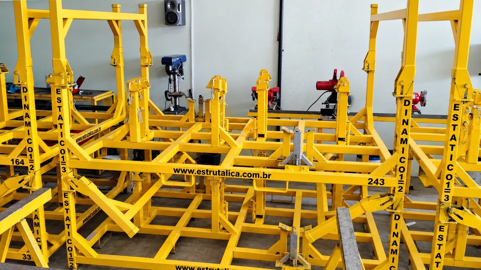 Racks industriais amarelos identificados com o site da Estrutálica