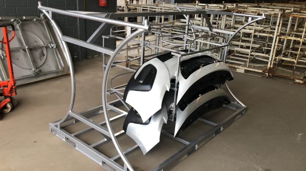 Rack metálico sob medida armazenando para-choques automotivos